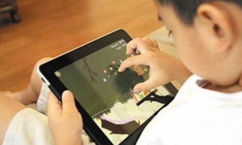 小孩暑假爱玩手机、ipads
