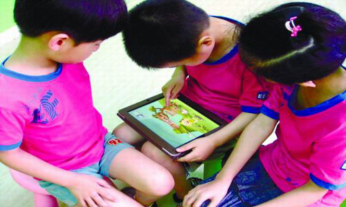 智能手机、ipads成儿童视力杀手 建议贴上茄子视频成人